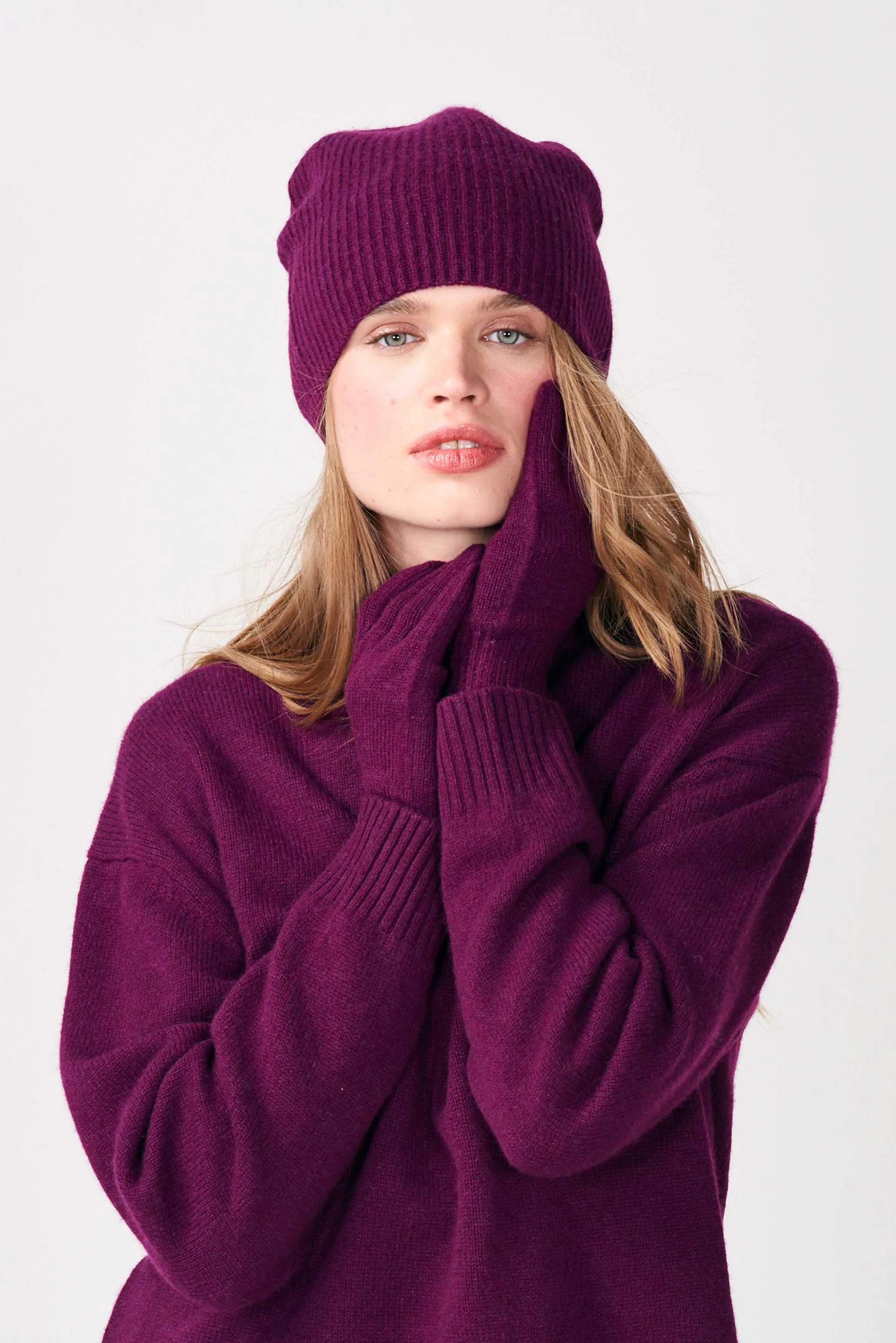 Cashmere Rib Beanie in Beetroot